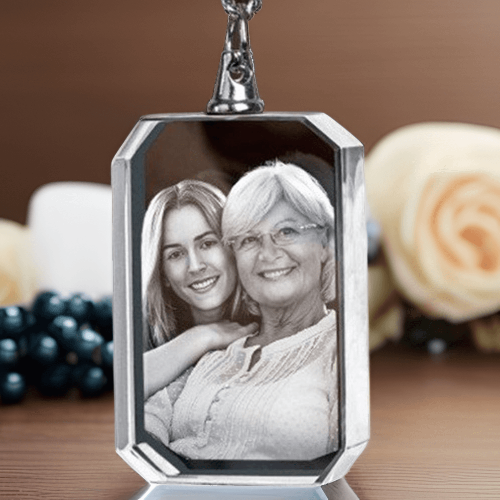 3D Crystal Photo Necklace: Personalized Engraved Gift – Custom Photo Keepsake with Heart Design